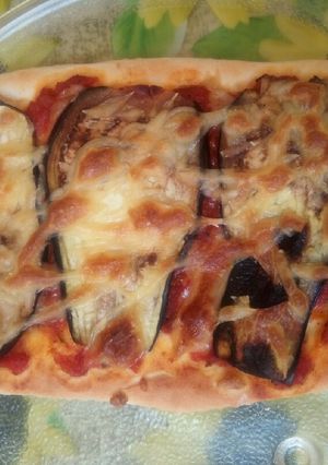 Une photo de Pizza aux aubergines 🍕 🍆