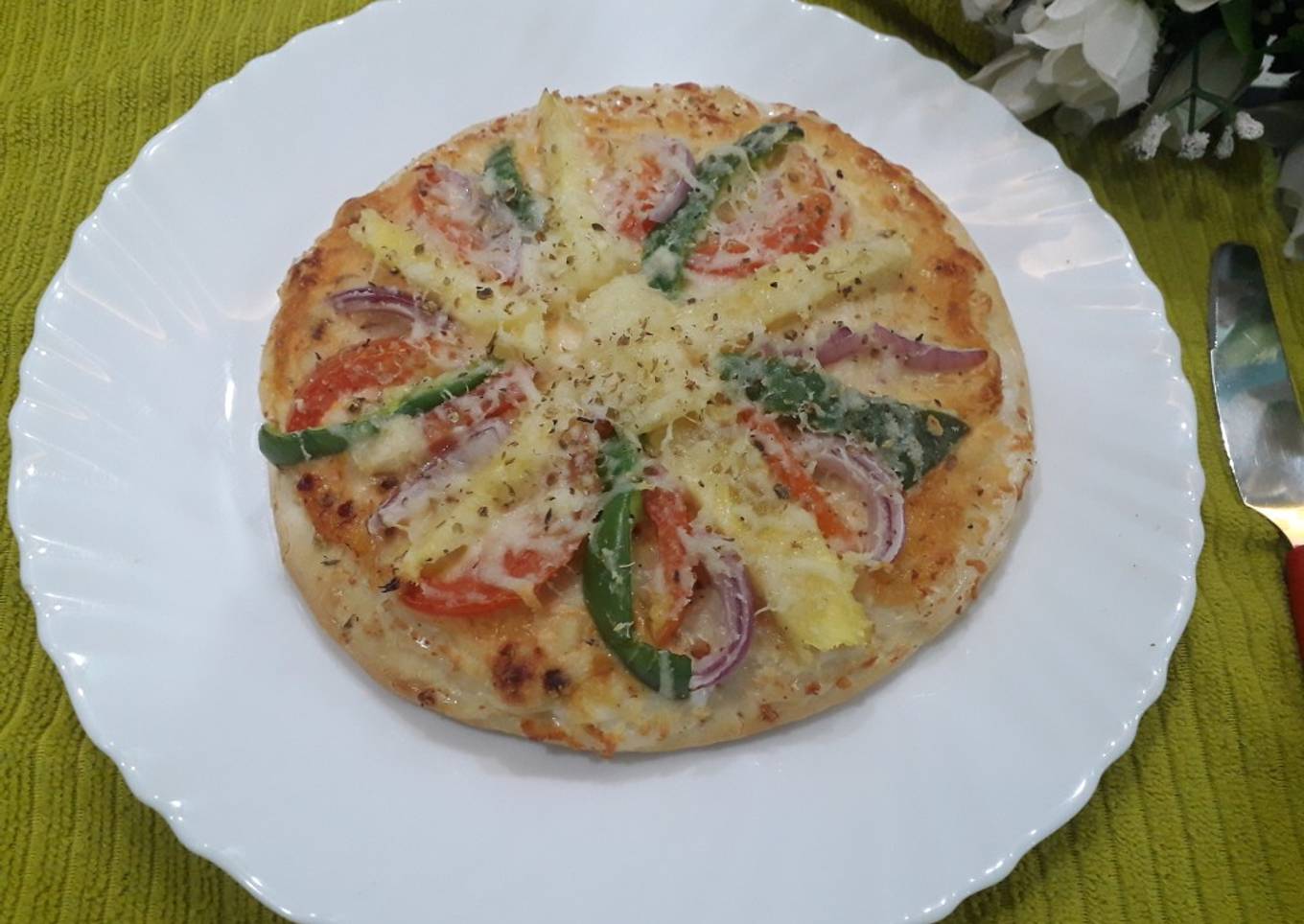 Pineapple mayonnaise cheese pizza
