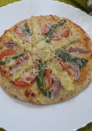 A picture of Pineapple mayonnaise cheese pizza.