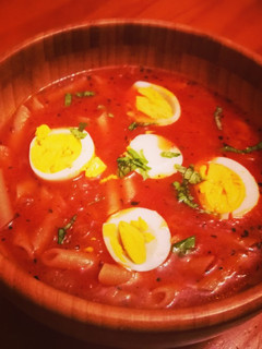Una foto de Sopa de tomate al albahaca con macarrones y huevo