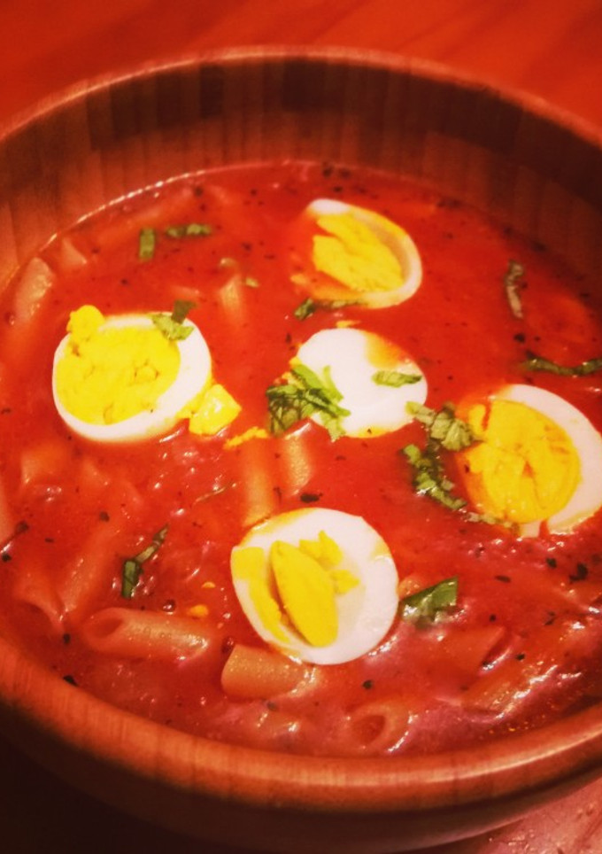 Una foto de Sopa de tomate al albahaca con macarrones y huevo