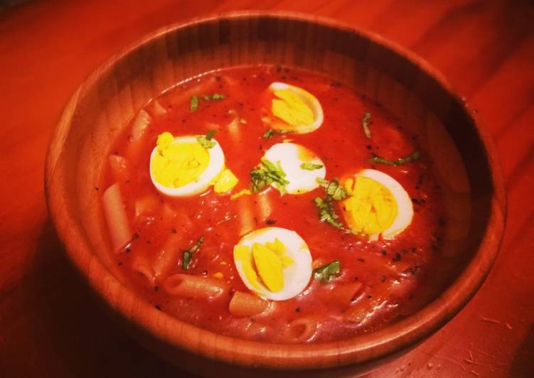 Sopa de tomate al albahaca con macarrones y huevo