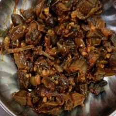 A picture of Okra with onion.