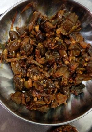 A picture of Okra with onion.