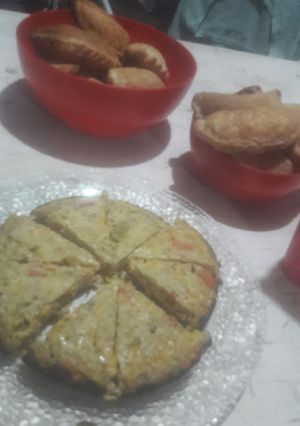 Una foto de Empanadas de choclo, cebolla, queso y zanahoria mezclado con huevo