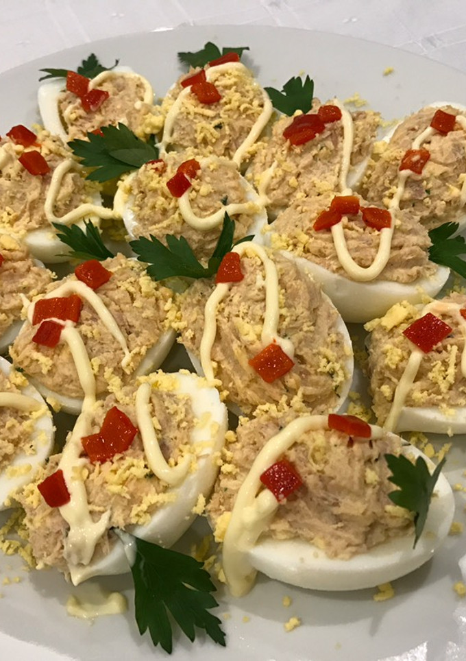Una foto de Huevo relleno de atún