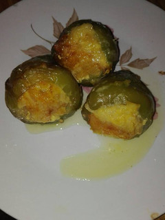 Una foto de Pimientos rellenos al horno de tortilla beicon y queso