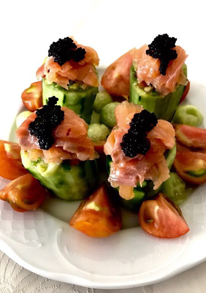 Una foto de Rascacielos de pepinos rellenos con verduritas y salmón