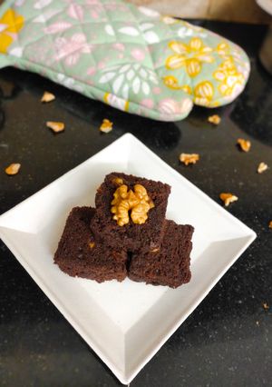 ચોકલેટ વોલનટ બ્રાઉની (Chocolate Walnut Brownie Recipe In Gujarati) રેસીપી મુખ્ય ફોટો