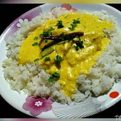 A picture of Kadhi rice.