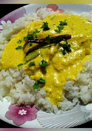 A picture of Kadhi rice.