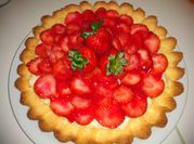Una foto de tarta de frutillas muy fácil