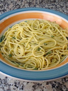 Una foto de Espaguetis al pesto