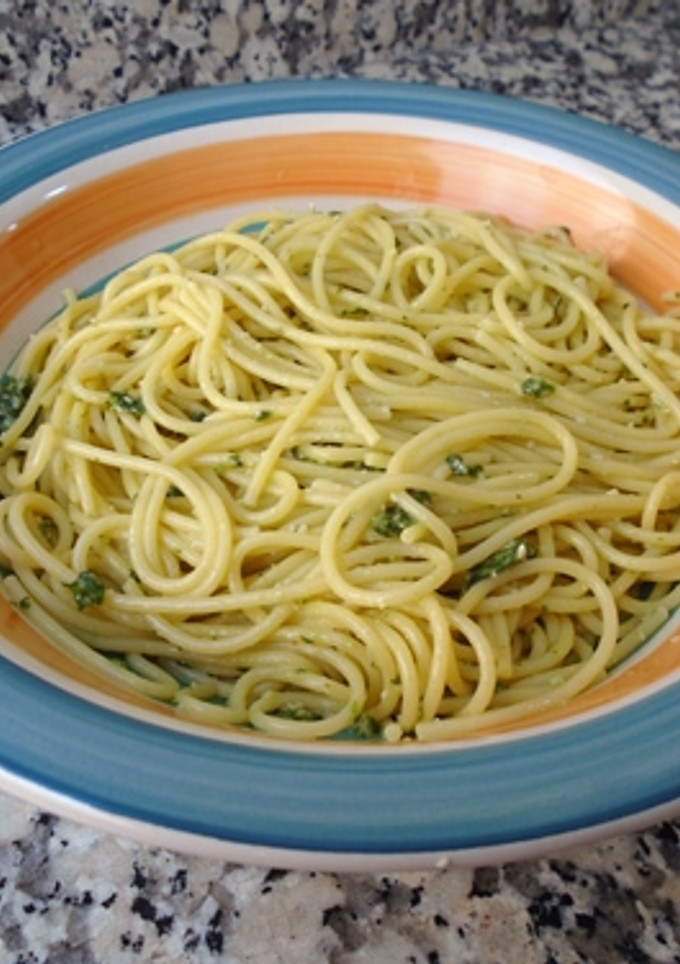 Una foto de Espaguetis al pesto