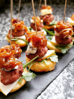 Una foto de Pincho de minihamburguesa en brioche con pera y gorgonzola