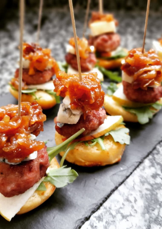 Una foto de Pincho de minihamburguesa en brioche con pera y gorgonzola
