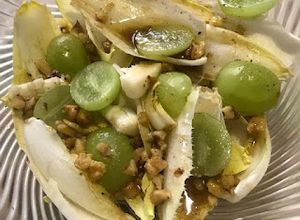 Una foto de ENSALADA DE ENDIVIAS CON UVAS 🍇