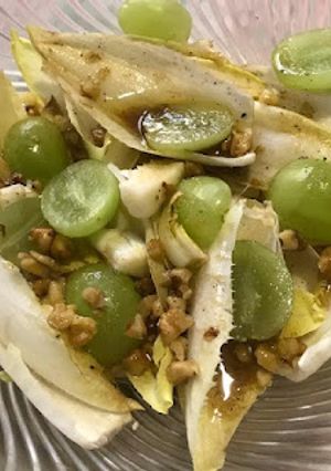Una foto de ENSALADA DE ENDIVIAS CON UVAS 🍇
