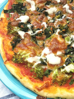 Una foto de Pizza Sara crujiente con brócoli y espinaca 🍕 🥦