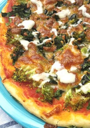 Una foto de Pizza Sara crujiente con brócoli y espinaca 🍕 🥦