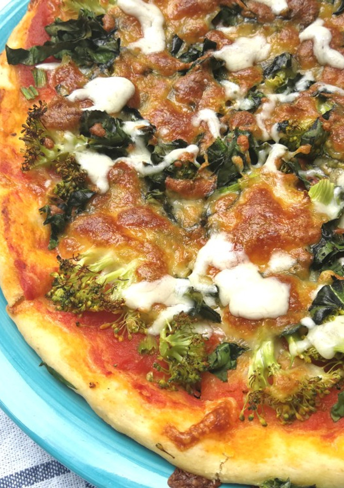 Una foto de Pizza Sara crujiente con brócoli y espinaca 🍕 🥦