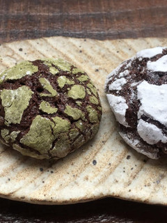 Una foto de Galletas craqueladas de chocolate y Té Matcha