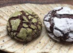 Una foto de Galletas craqueladas de chocolate y Té Matcha