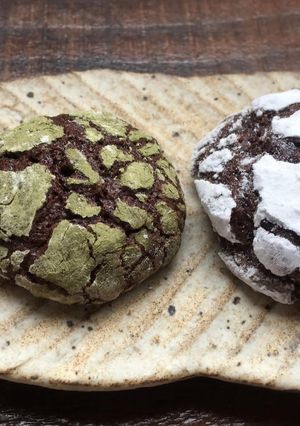 Una foto de Galletas craqueladas de chocolate y Té Matcha