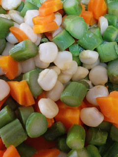 Una foto de Ensalada de choclo, espárragos, zanahorias y lechuga