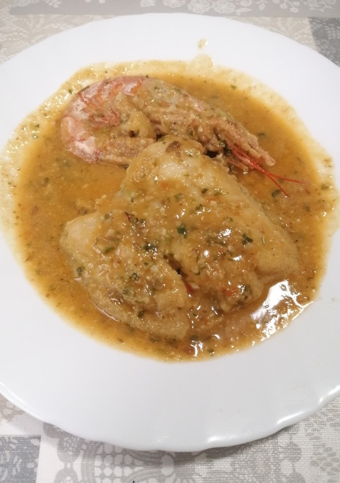Una foto de 333. Merluza con gambones en salsa de picada catalana