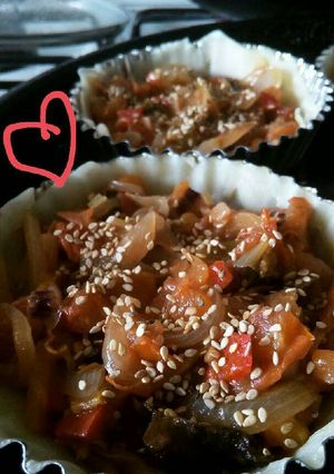 Una foto de Tarteletas de tomate, hongos y cebolla de verdeo