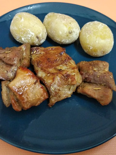 Una foto de Costillas de cerdo al horno con papas arrugadas estilo canario