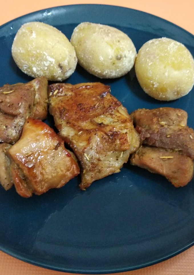 Una foto de Costillas de cerdo al horno con papas arrugadas estilo canario