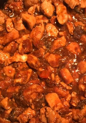 Una foto de Pechuga de pollo en salsa roja