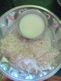 இடியாப்பம் with தேங்காய்ப்பால் (Idiappam with thenkaaipaal recipe in tamil) செய்முறை முக்கிய புகைப்படம்