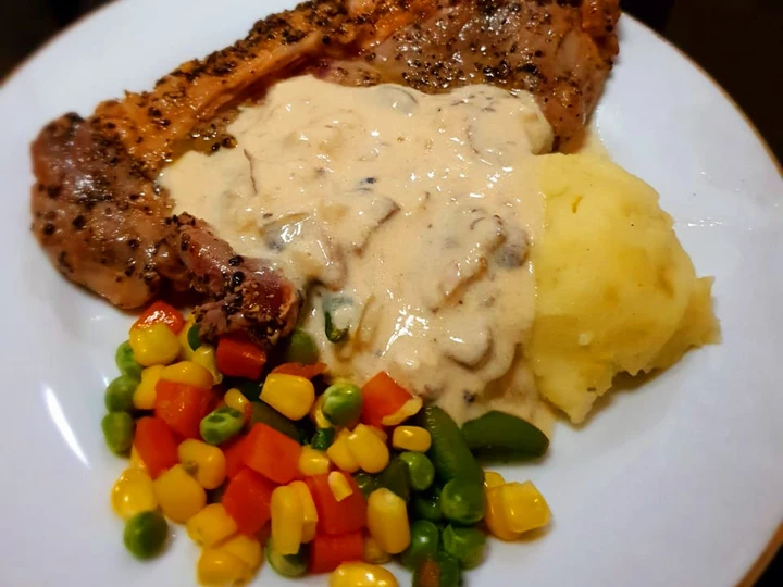 Langkah Gampang Menyiapkan Resep Sirloin Steak with Mushroom Sauce and Mashed Potatoes yang Lezat Anti Ribet, Lezat Sekali