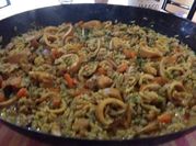 Una foto de arroz con calamar y mejillones