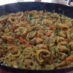 Una foto de Arroz al curry con calamar y mejillón