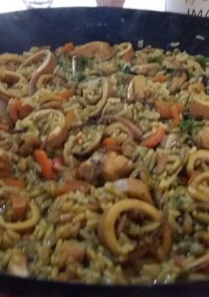 Una foto de Arroz al curry con calamar y mejillón