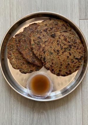 મસાલા ભાખરી (Masala Bhakhri Recipe In Gujarati) રેસીપી મુખ્ય ફોટો