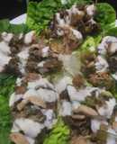 Salteado de pollo,🍗calabacin y champiñón en hojas de lechuga🥬🍄‍🟫🧅