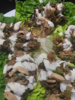 Una foto de Salteado de pollo,🍗calabacin y champiñón en hojas de lechuga🥬🍄🟫🧅