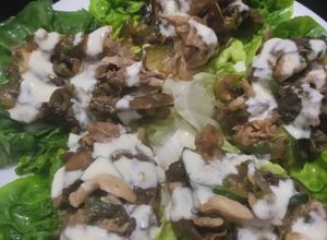 Una foto de Salteado de pollo,🍗calabacin y champiñón en hojas de lechuga🥬🍄‍🟫🧅