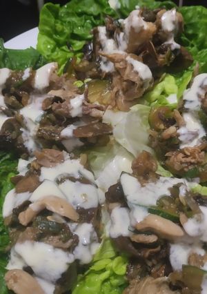 Una foto de Salteado de pollo,🍗calabacin y champiñón en hojas de lechuga🥬🍄🟫🧅