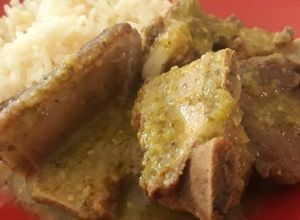 Una foto de Costillita de Res en salsa verde fácil