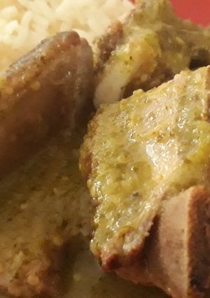 Una foto de Costillita de Res en salsa verde fácil