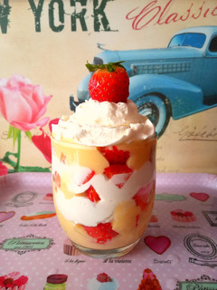 Una foto de Postre de fresas, natillas y nata 🍓