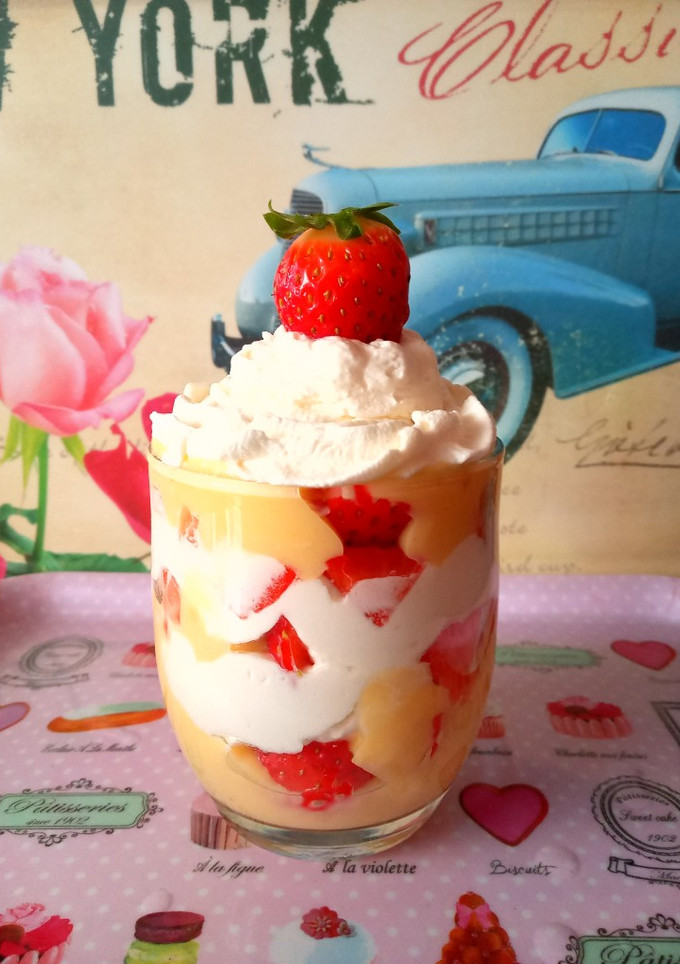 Una foto de Postre de fresas, natillas y nata 🍓