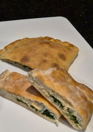 Una foto de Pan pita relleno de espinaca y queso 🥬🧀