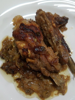 Una foto de Costillas de cerdo a la cebolla en sartén